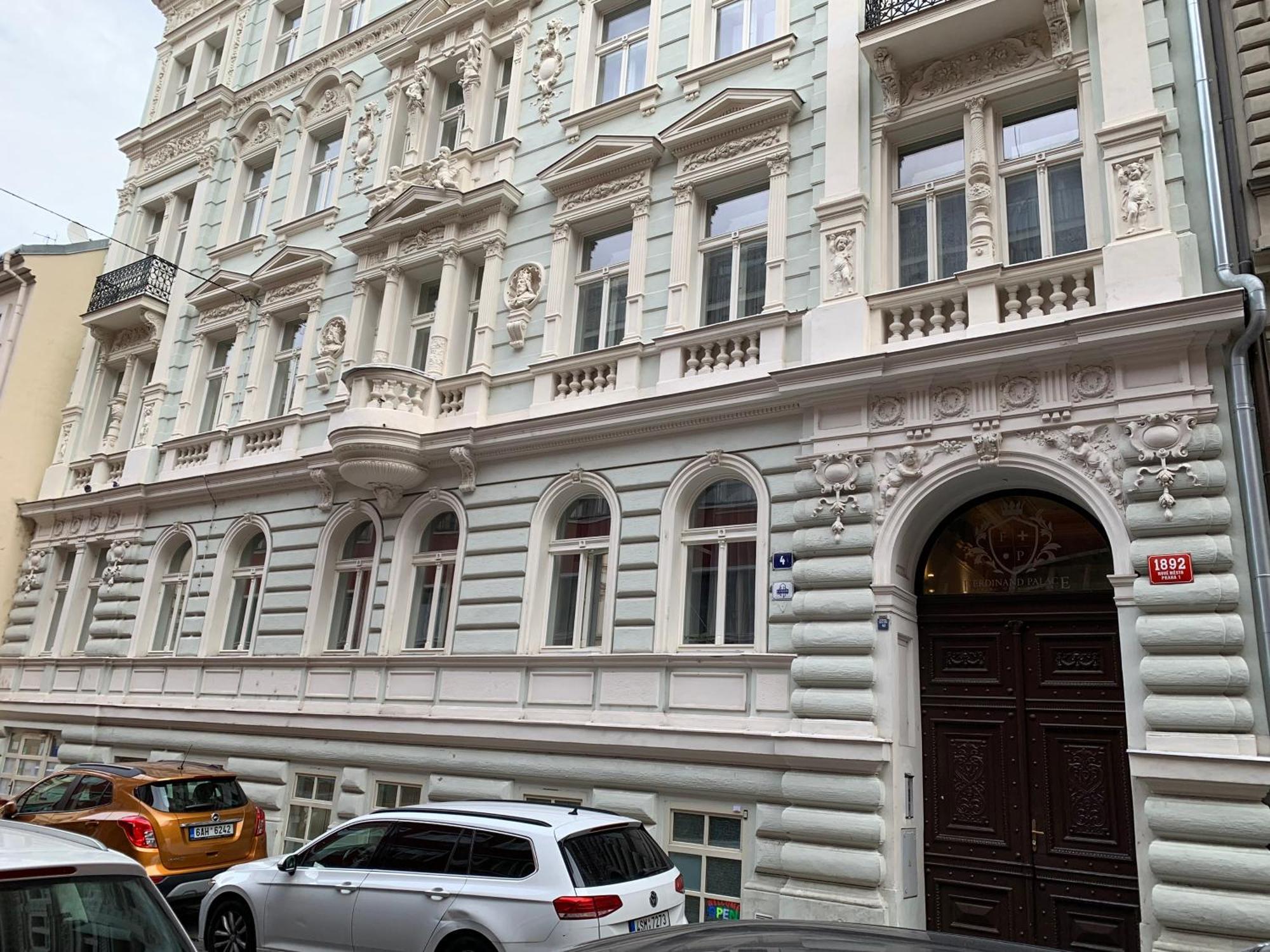 Charles Square Апартаменти *